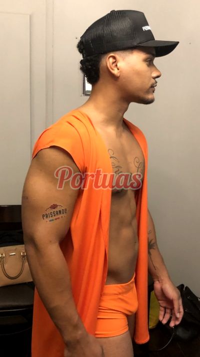 Massagista, Homem que faz massagens eróticas em Porto