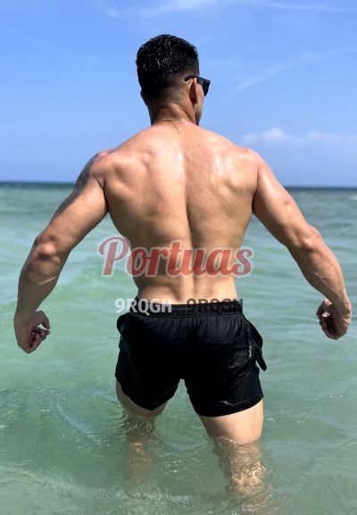 Alejandro 930631002, Homens em Porto