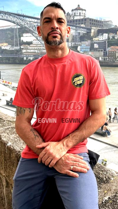 Mr Tchello, homem em Porto